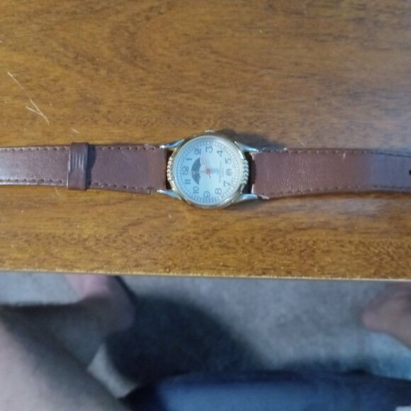 White Stag ladies MOON PHASE watch. - Picture 6 of 9